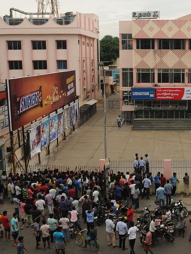 உருக்குலைந்து போகும்  
 உதயம் தியேட்டர்!