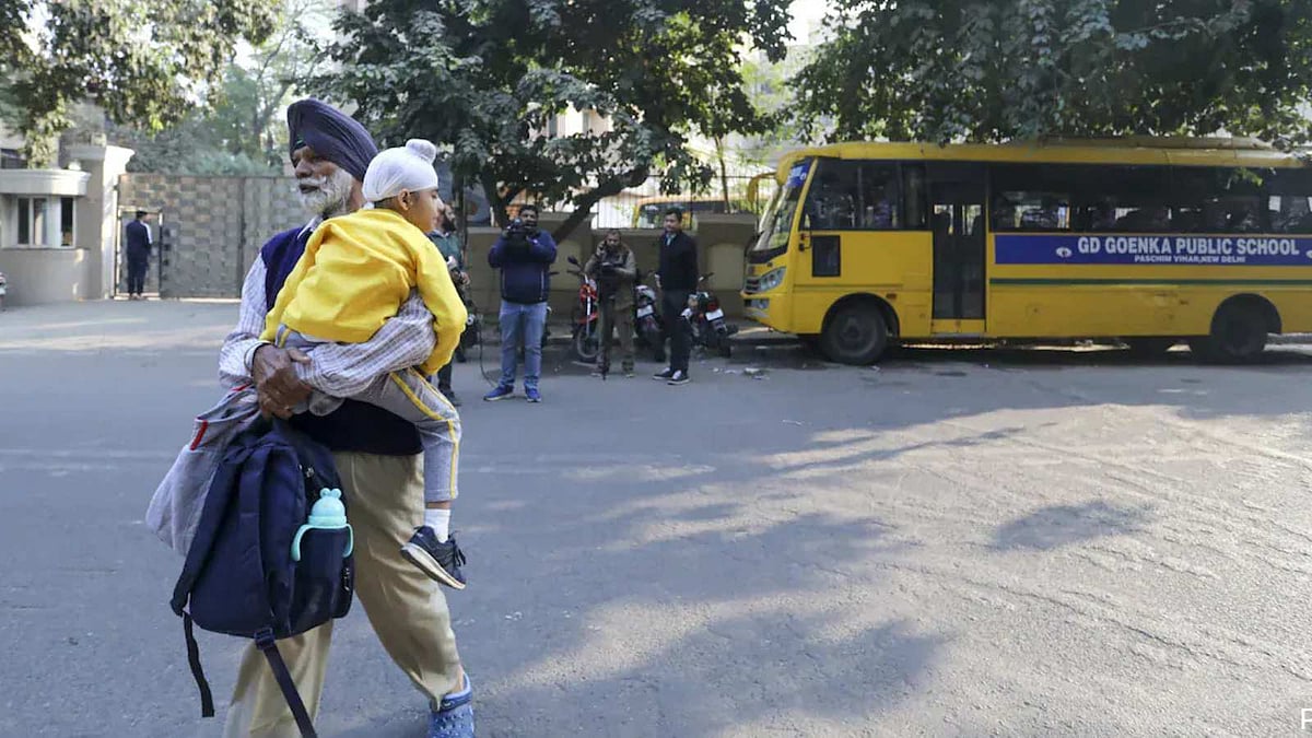 ஒரே நாளில் நாற்பது பள்ளிகளுக்கு வெடிகுண்டு மிரட்டல்… டெல்லியில் பரபரப்பு!