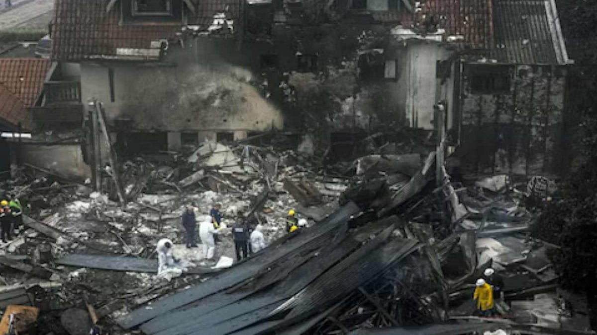 கட்டிடத்தில் மோதிய விமானம்… 10 பேர் பலி!