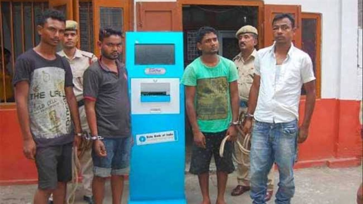 ஏடிஎம் மெஷினை திருட சென்ற பலே திருடர்கள்! திருடியது எதை? 