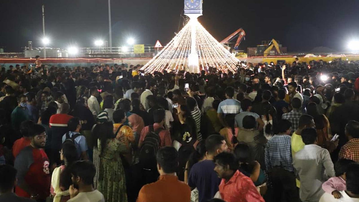 களைகட்டிய புத்தாண்டு  கொண்டாட்டம்: சென்னை மெரினாவில் இன்று இரவு 8 மணிக்கு மேல் போக்குவரத்துக்கு தடை! 