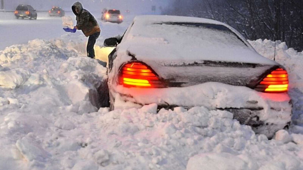 அமெரிக்காவில் கடும் பனிப்புயல்… பள்ளிகளுக்கு விடுமுறை!