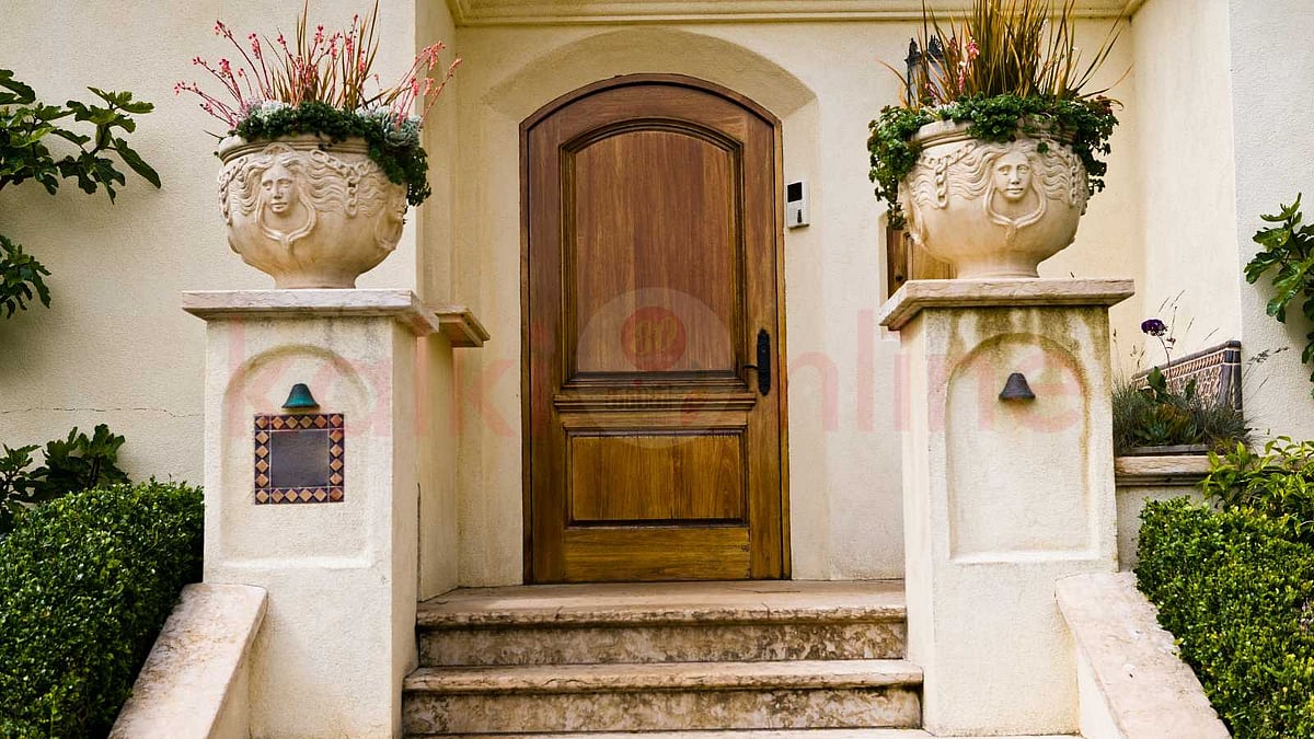 வீட்டின் நிலைவாசல் எதிரில் இருக்கக் கூடாத பொருட்கள்!