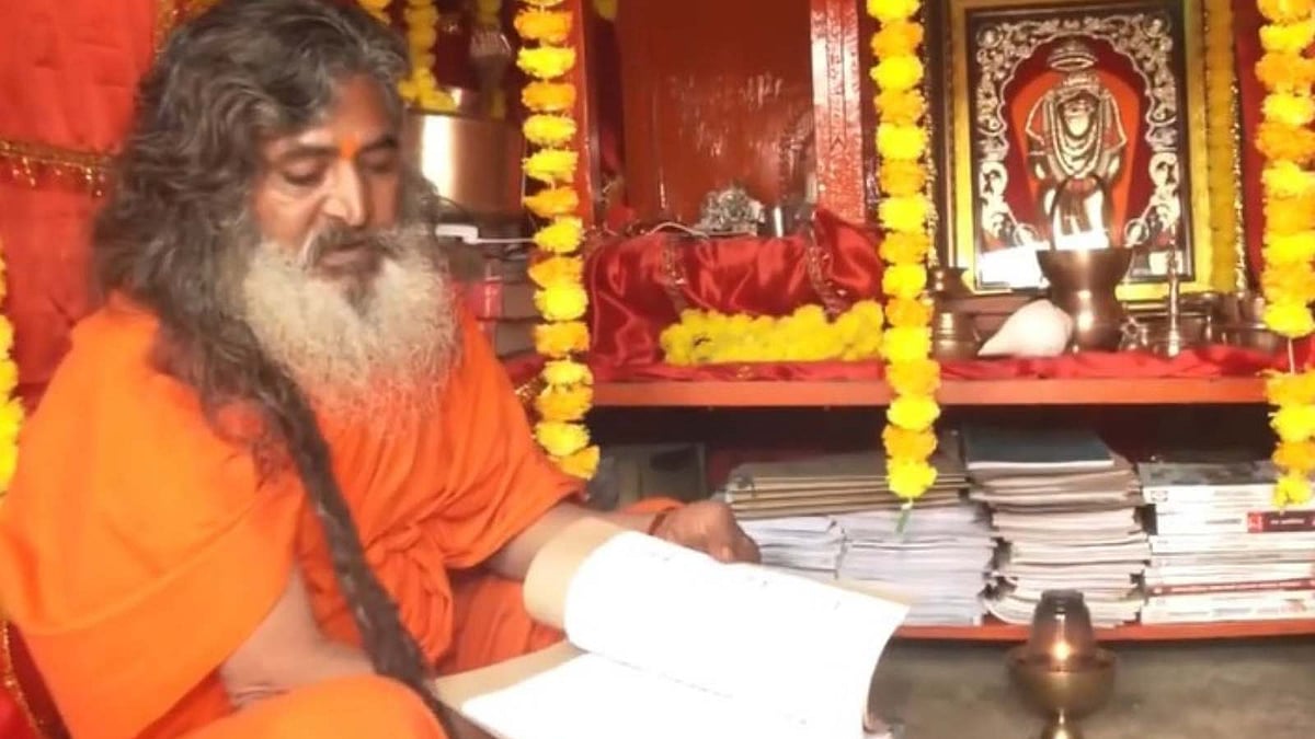 40 ஆண்டுகளாக மெளனமாக இருந்து UPSC மாணவர்களுக்கு பயிற்சி அளிக்கும் சாமியார் பற்றி தெரியுமா?