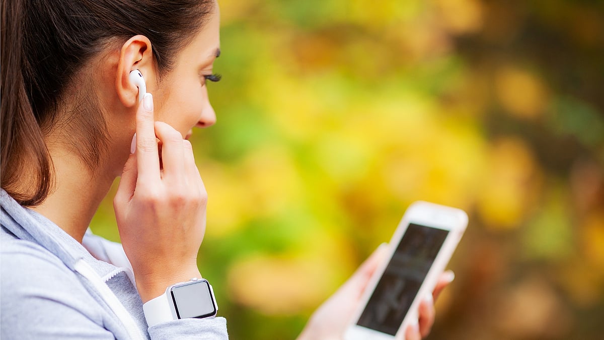 புளூடூத் சாதனம் வெடித்தால் உயிரும் போகுமாம்! ஏன் இந்த விளையாட்டு? 