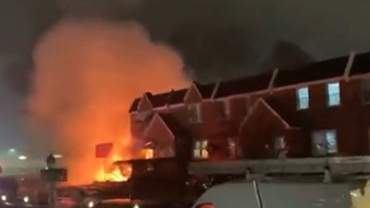 அமெரிக்காவில் அடுத்தடுத்து விமான விபத்து…. குடியிருப்பு பகுதியில் விழுந்த விமானம்!