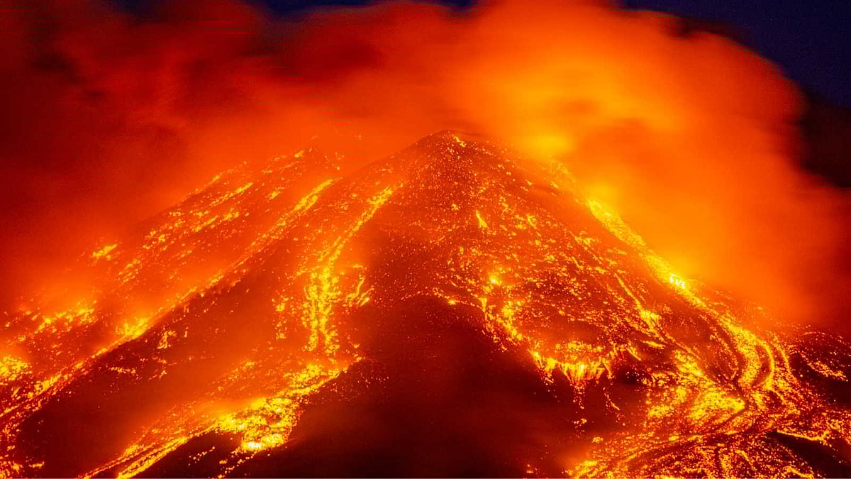 வெடித்தது ஐரோப்பாவின் மிகப் பெரிய எரிமலை! காட்சிகள் இணையத்தில் வைரல்! 