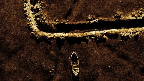Sonar image of a shipwreck on the seafloor using SAS technology