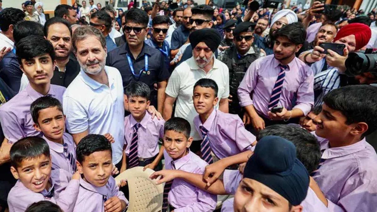  பெற்றோரை இழந்த.. 