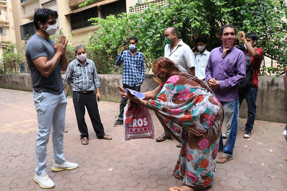 அந்த மனசு தான் சார் கடவுள்..! துபாயில் தவிக்கும் பயணிகளுக்கு இலவச தங்குமிடம் - சோனு சூட்..!