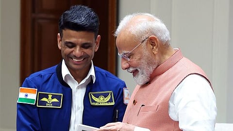 பிரதமர் நரேந்திர மோடி திங்கட்கிழமை புது டெல்லியில் குழு கேப்டன் சுபான்ஷு சுக்லாவைச் சந்தித்தார்.