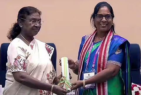 Draupathi Murmu gives awards to teachers