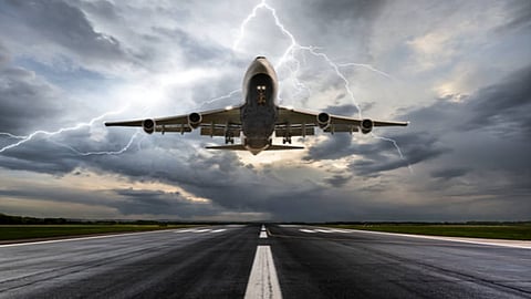 விமானத்திற்குள் வந்த மின்னல் பந்து