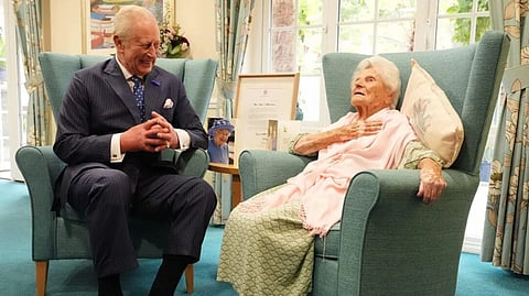 116 வயதான எத்தெல் கேட்டர்காம், மன்னர் சார்ல்ஸ் அவர்களை  சந்தித்தார்.