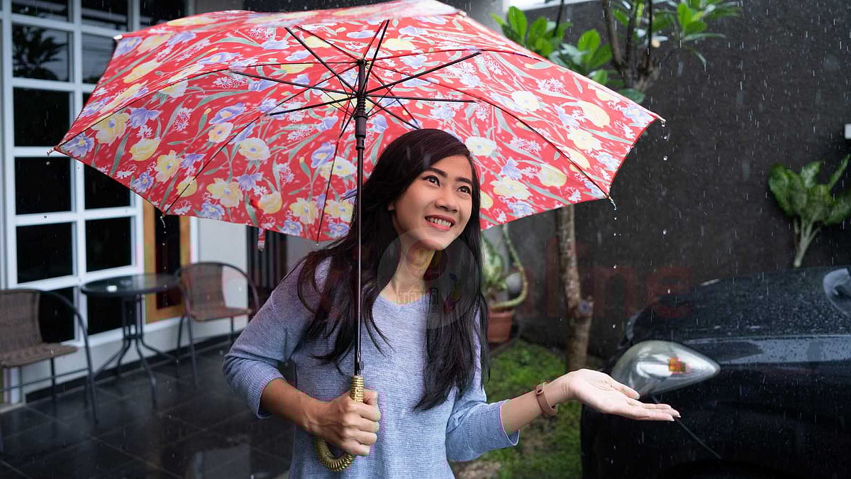 மழையில் நனையத் தயாரா? அலுவலகம் செல்லும் பெண்களுக்கான மேக்கப் மற்றும் உடை உத்திகள்!