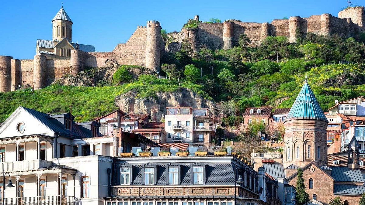 கஸ்பேகி முதல் ஸ்வானெட்டி வரை: ஜார்ஜியாவின் கம்பீரமான காகசஸ் மலைப் பயணம்!