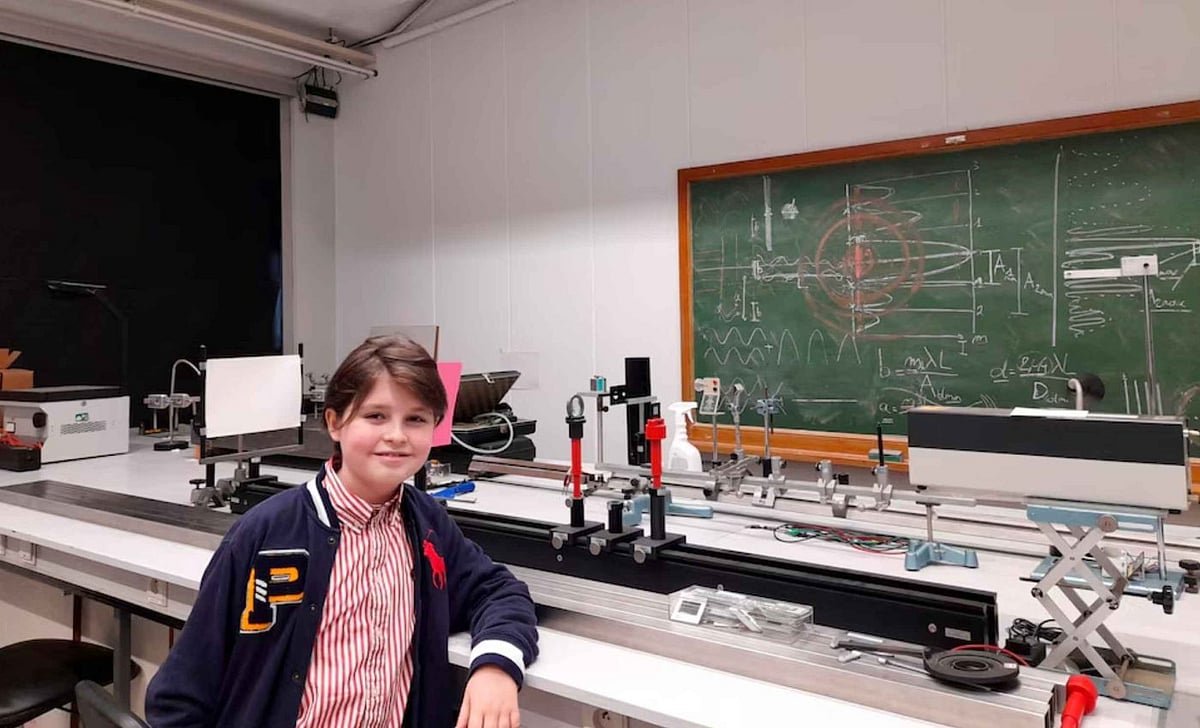 15 வயதில் பி.எச்டி..! உலகையே மிரள வைக்கும் ஆய்வு..! யார் இந்த லாரண்ட் சைமன்ஸ்?