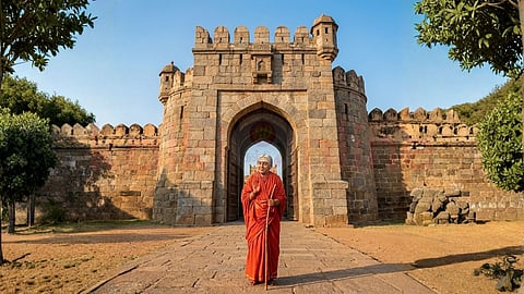 Avvaiyar In Front of Fort