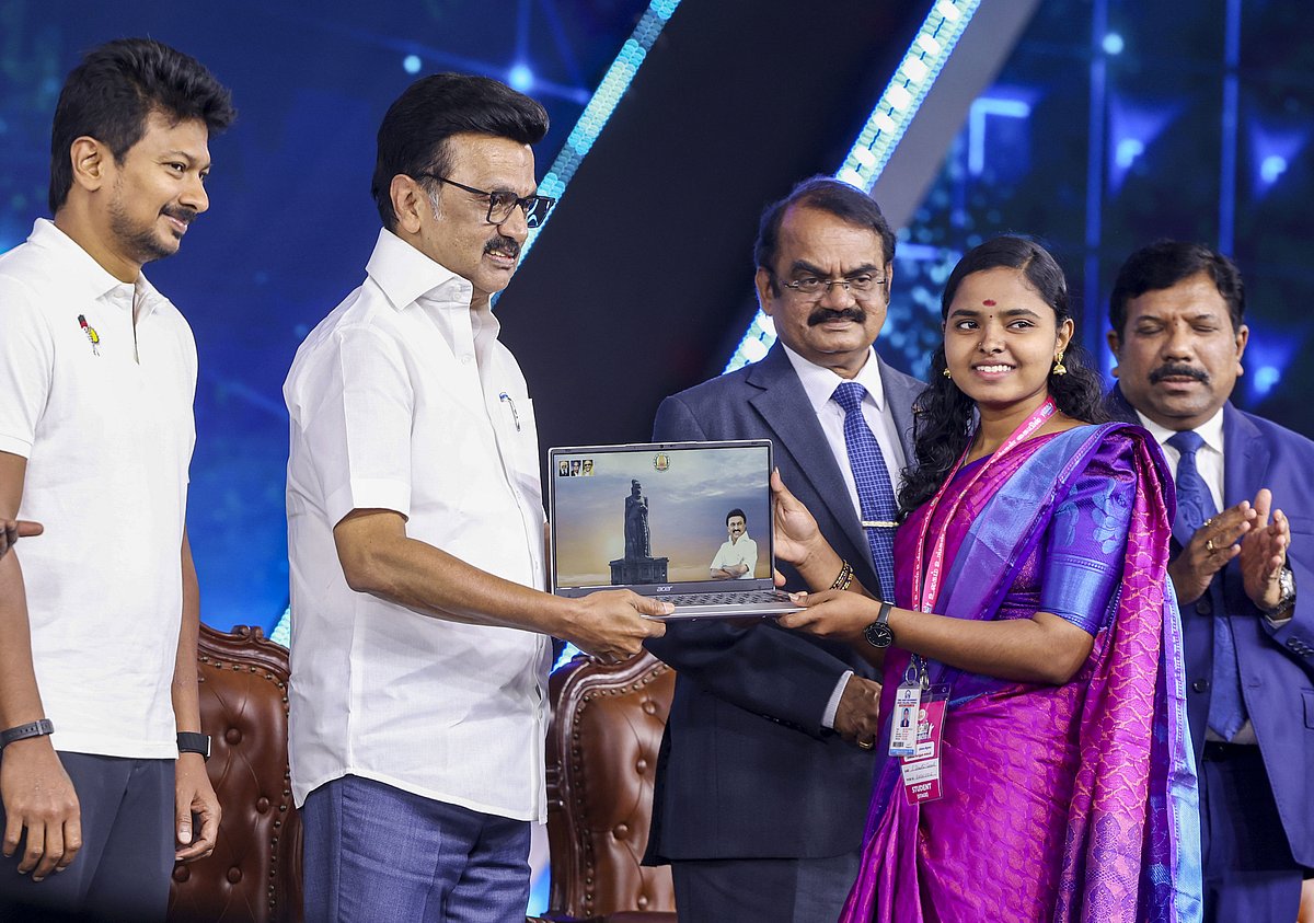 மாணவர்களே உஷார்..! இலவச லேப்டாப்பில் ஸ்டிக்கர் ஒட்டுகிறீர்களா? அப்போ வாரண்டி ரத்தாகும்..!