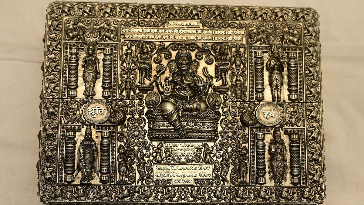 பாசக்கார தந்தையின் 'வெள்ளி' பரிசு! மகள் திருமணத்திற்கு 3 கிலோ வெள்ளியில் திருமண அழைப்பிதழ்..!