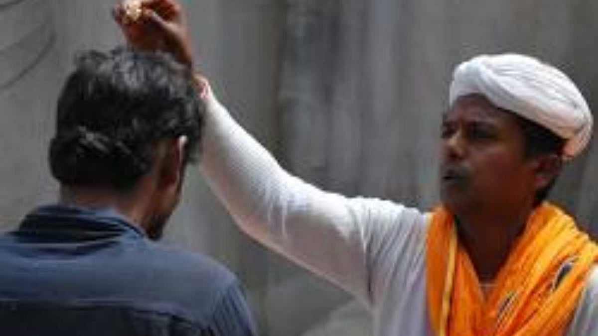 ஆசிர்வாதம் செய்ய ஏன் வலது கையை மட்டுமே பயன்படுத்துகிறோம்?