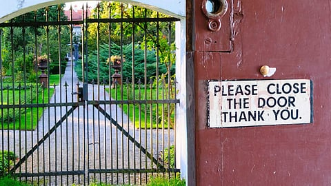 
Please... close the door!