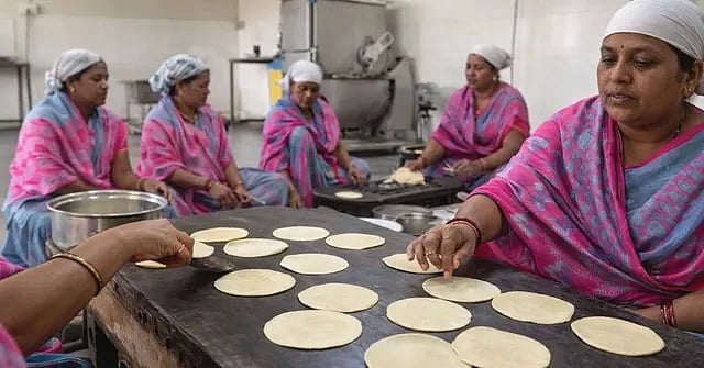 10 வருஷமா சிலிண்டரே இல்லாம 1,500 பேருக்கு சமையல்! இந்தியாவுக்கே பாடம் எடுக்கும் ஒரு பள்ளி..!