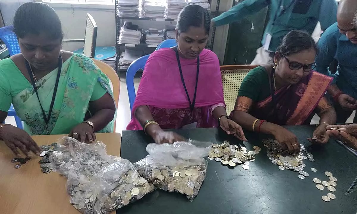 எப்படியெல்லாம் யோசிக்கிறாங்க..! வினோதமாக வந்து வேட்பு மனு தாக்கல் செய்த சுயேச்சை வேட்பாளர்..!