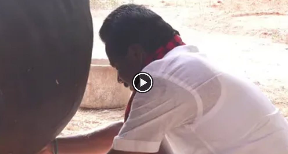 பால் கறந்து கொடுத்து ஆதரவு திரட்டிய வேட்பாளர்..!