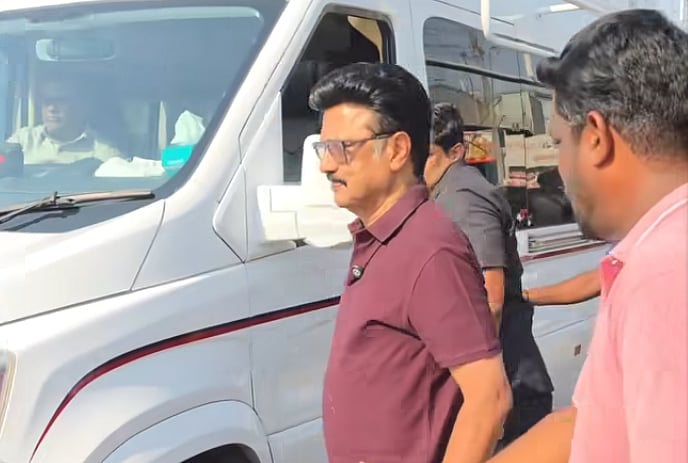 வேலூரில் முதல்வரின் 'சர்ப்ரைஸ்' விசிட்: பேருந்தில் ஏறி மகளிரிடம் வாக்கு கேட்ட மு.க. ஸ்டாலின்..!