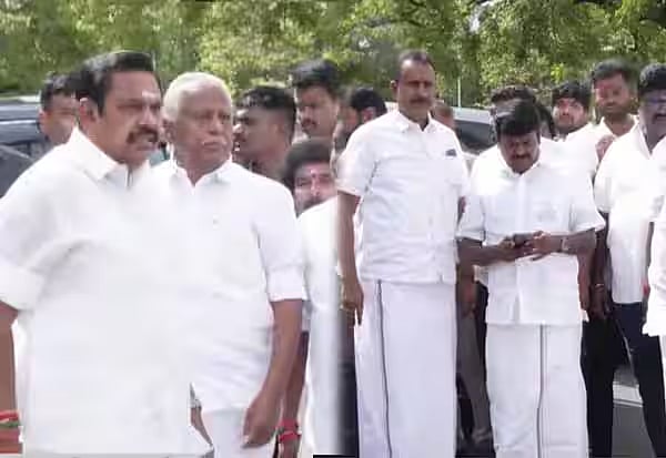 #BREAKING : இரண்டாக உடையும் அதிமுக…? EPS-க்கு 17 எம்எல்ஏ-க்கள் மட்டுமே ஆதரவு..!