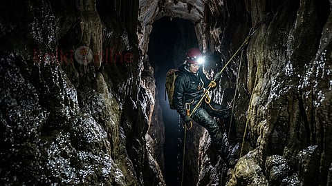ஆழமான குகைகள்|a women enter in to the deep cave