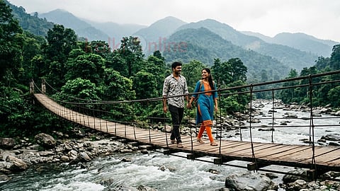 கலசா சுற்றுலா|tourist couple walking in a bridge