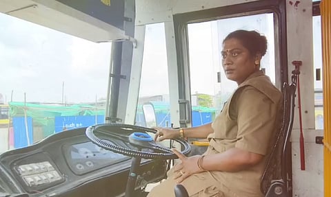 திருநங்கை அரசு பேருந்து ஓட்டுநர்