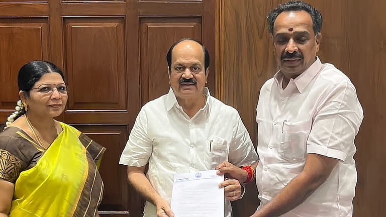 அதிமுகவுக்கு அடுத்தடுத்த அதிர்ச்சி! எம்.ஆர். விஜயபாஸ்கர் ராஜினாமா..!