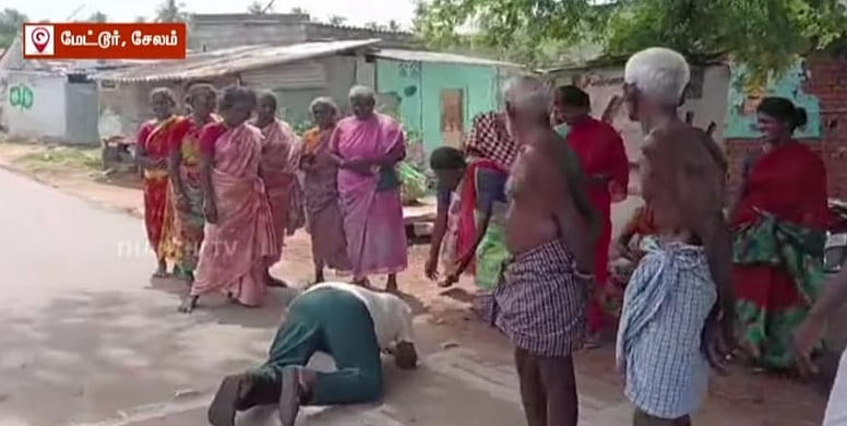 வரி வசூலிக்க நடுரோட்டில் மக்கள் காலில் விழுந்த ஊராட்சி செயலாளர்..!
