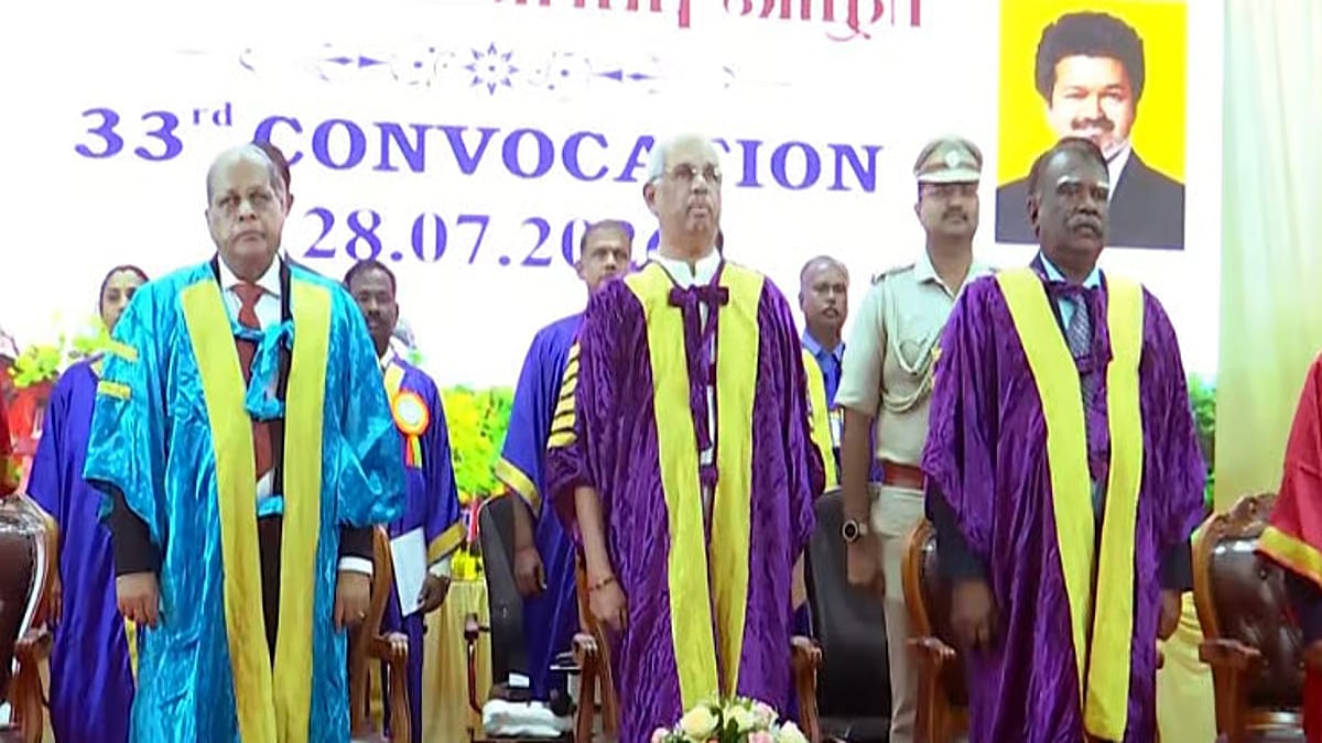 பட்டமளிப்பு விழாவில் தமிழ்த்தாய் வாழ்த்துக்கு உரிய மரியாதையில்லை? அமைச்சர் விஸ்வநாதன் புறக்கணிப்பு!