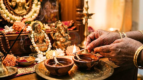விளக்கேற்றும் திசை - lamp lighting direction