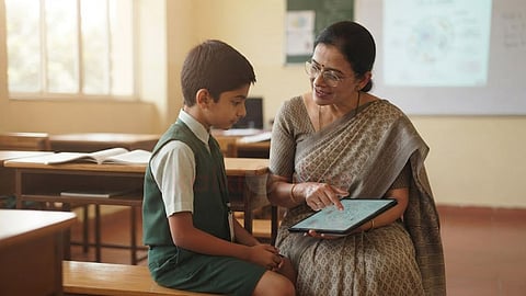 பள்ளி | Teacher teach the student in classroom