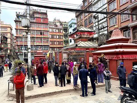 ನೇಪಾಳದ ಕಠ್ಮಂಡುವಿನಲ್ಲಿ ಇಂದು ಭೂಕಂಪದ ಅನುಭವವಾಗಿ ನೇಪಾಳದ ಜನರು ಮನೆಗಳಿಂದ ಹೊರಬಂದರು.