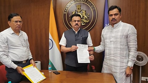 MLC Rajedndra meets IPS officer Alok Mohan