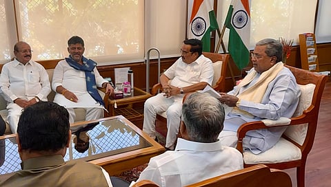 ಮುಖ್ಯಮಂತ್ರಿ ಸಿದ್ದರಾಮಯ್ಯ ನೇತೃತ್ವದ ನಿಯೋಗ ಗುರುವಾರ ಕೇಂದ್ರ ಜಲಶಕ್ತಿ ಸಚಿವ ಸಿ.ಆರ್.ಪಾಟೀಲ್ ಅವರನ್ನು ಭೇಟಿ ಮಾಡಿತು.