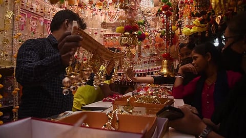 Things All Kanpurites Do On Dhanteras While Visiting Birhana Road