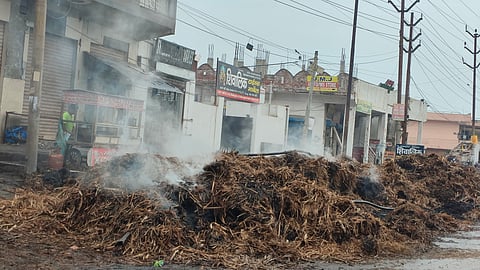 Open burning of waste in Loni, Ghaziabad, Uttar Pradesh, near Delhi.