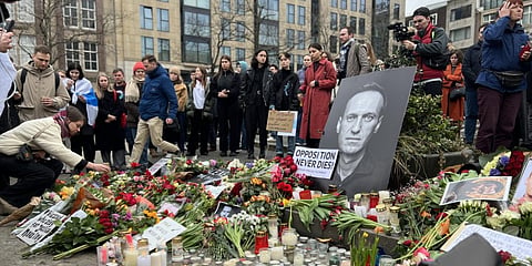 People lay flowers for Russian opposition leader Alexei Navalny in Moscow after his death. Photo/www.gettotext.com
