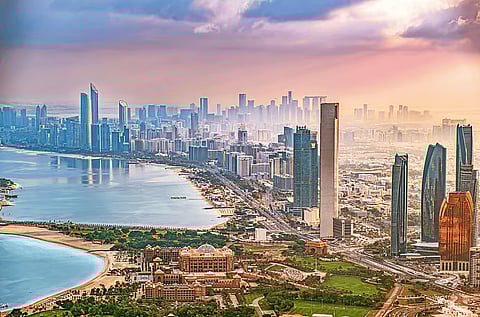 أبوظبي تركز على القطاعات القائمة على المعرفة التي توظف المهنيين المحترفين، وتحاول تقليص القوى العاملة اليدوية.