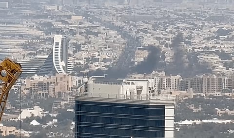 سحب الدخان تنبعث من موقع الحريق