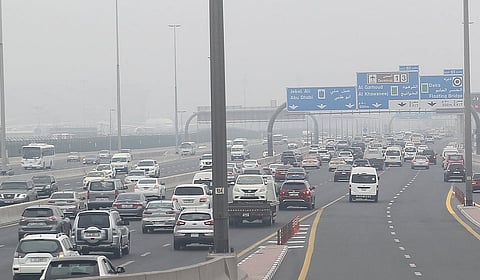 توفير مسارات مخصصة لمشاركة السيارات التي تحمل أكثر من شخصين على متنها