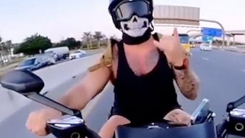 قام بحركات بهلوانية خطيرة