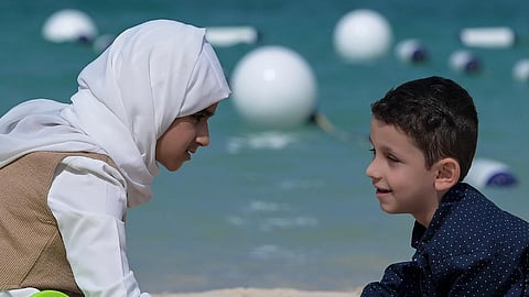 أبوظبي تفتح أبواب الفرح للمكفوفين: شاطئ حصري وخدمات ترفيهية مجانية